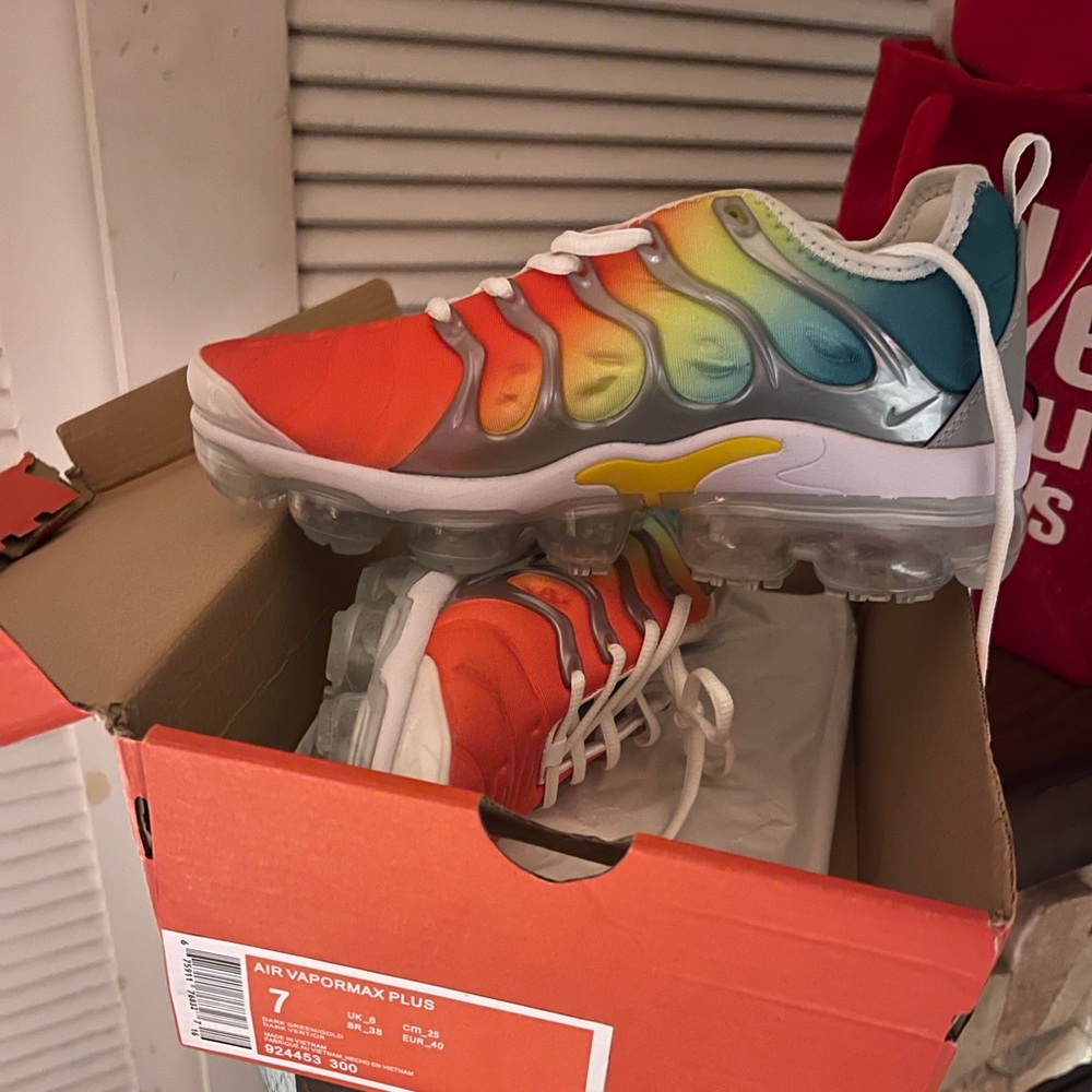 Vapor max new still in the box, they are a 7 in mens and 9 in women